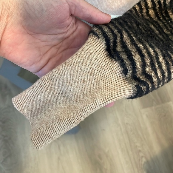 Astr the Label Tan and Black Zebra Print Fuzzy Cozy Sweater XS - Picture 4 of 6